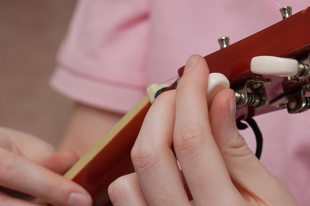 Zbliżenie igły i nici na tkaninie