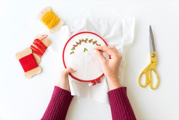 Osoba haftująca ręcznie